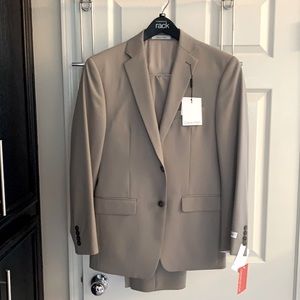 Calvin Klein Men’s 2pc suite / stone / 36s 30w